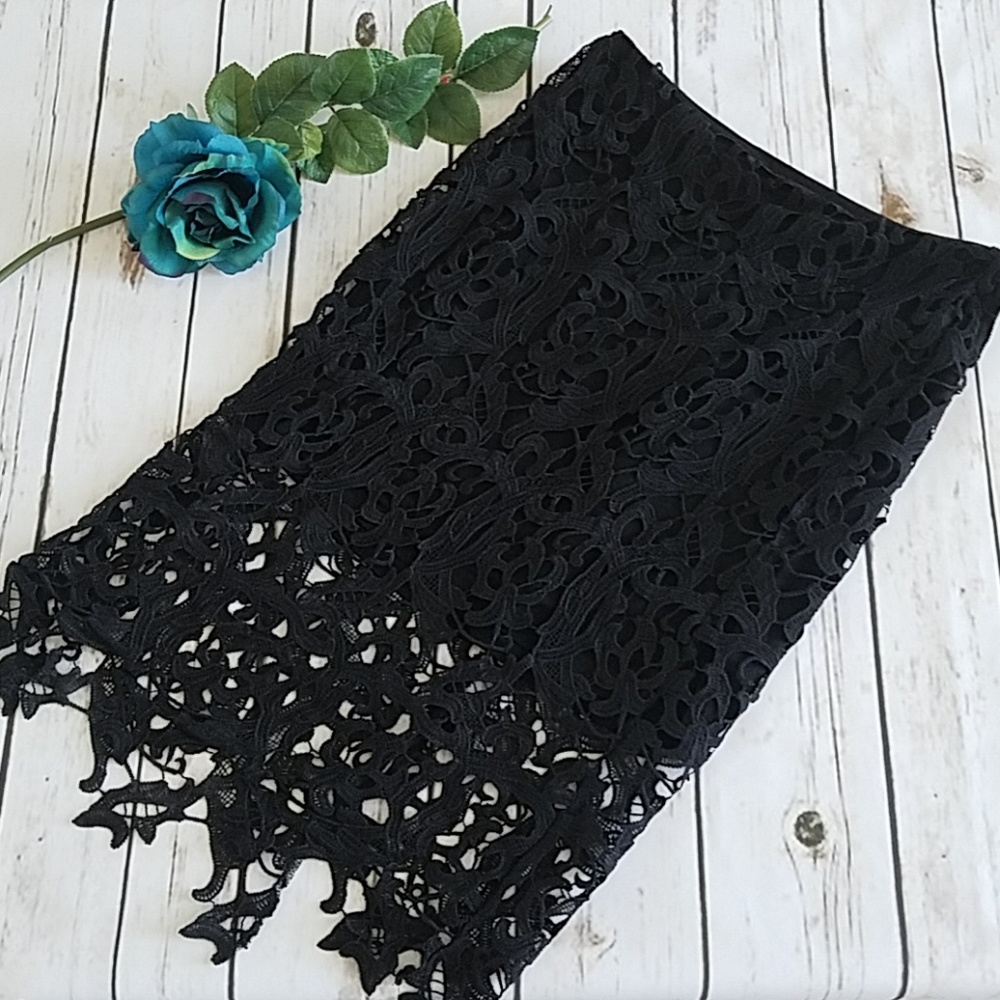 Floral lace design midi skirt.